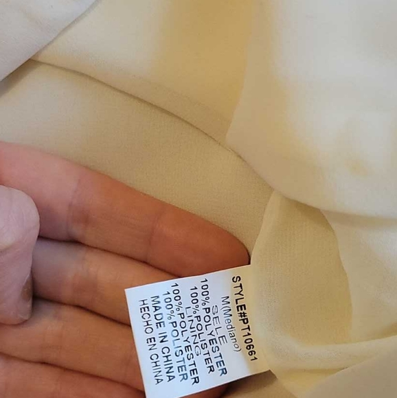 Pretty cream top with feminine details - Picture 3 of 5